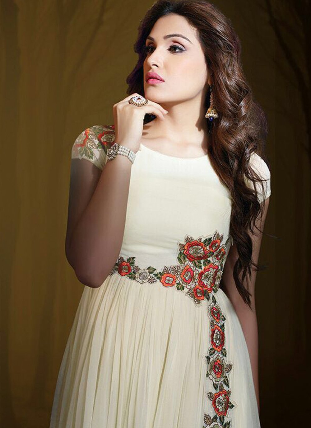 Indian Model Sonam Bajwa Loves Sajal Aly - Lens