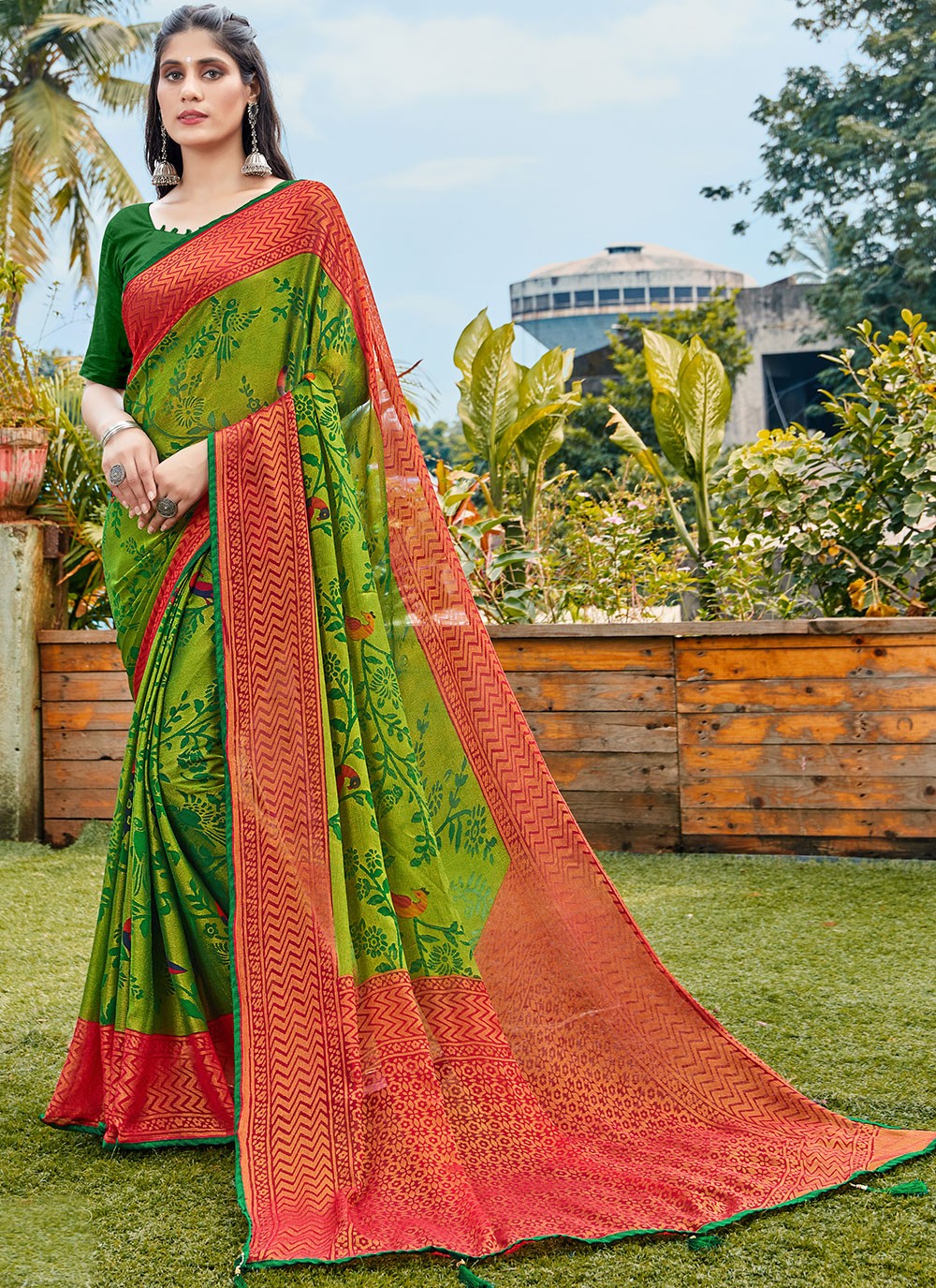 Printed Saree Abstract Print Brasso in Green