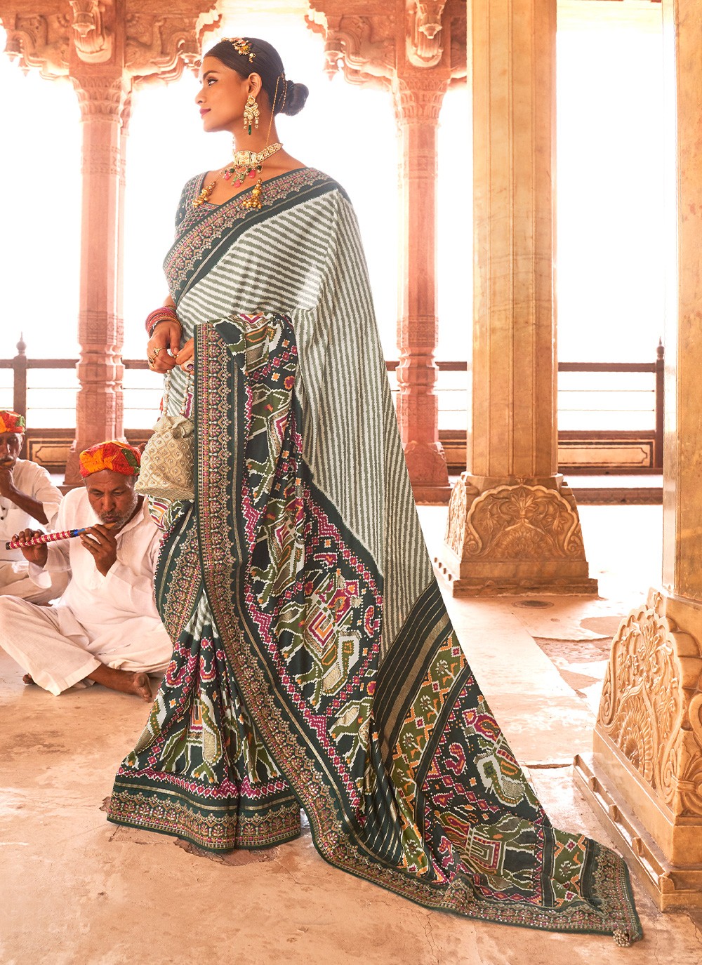 Pure Banarasi Silk Off White Woven Saree Mother's Day Collection 2003SR13-sieuthinhanong.vn