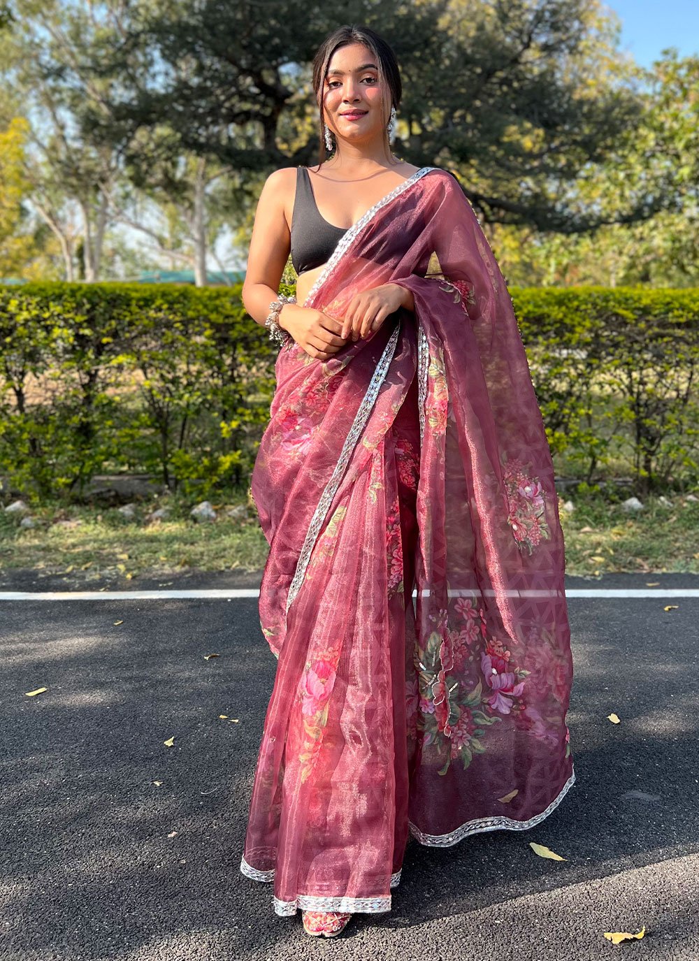 Simple & elegant saree poses 🖤🔥 #howtopose #pose #black #saree  #posesinsaree #sareelove #sareelovers #sareesofinstagram  #howtoposevlogger... | By Dixita Patel , TheaugustgirllFacebook