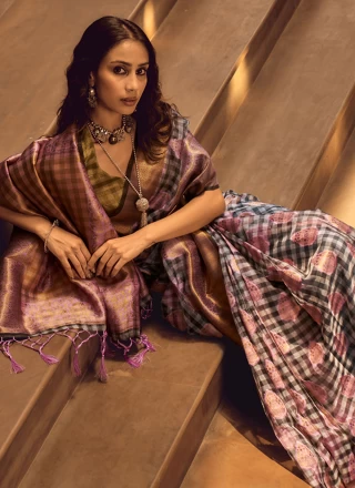Contemporary Style Saree Weaving Handloom silk in Pink