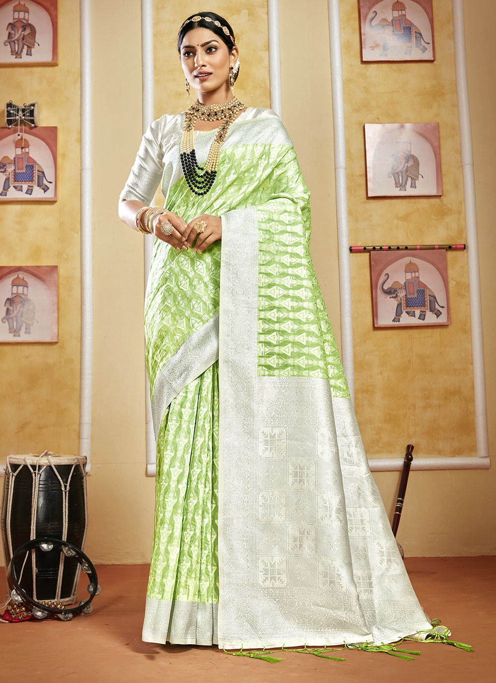 Buy Gangubai Kathiawadi Daisy White Cotton Saree Online | KARAGIRI –  Karagiri Global