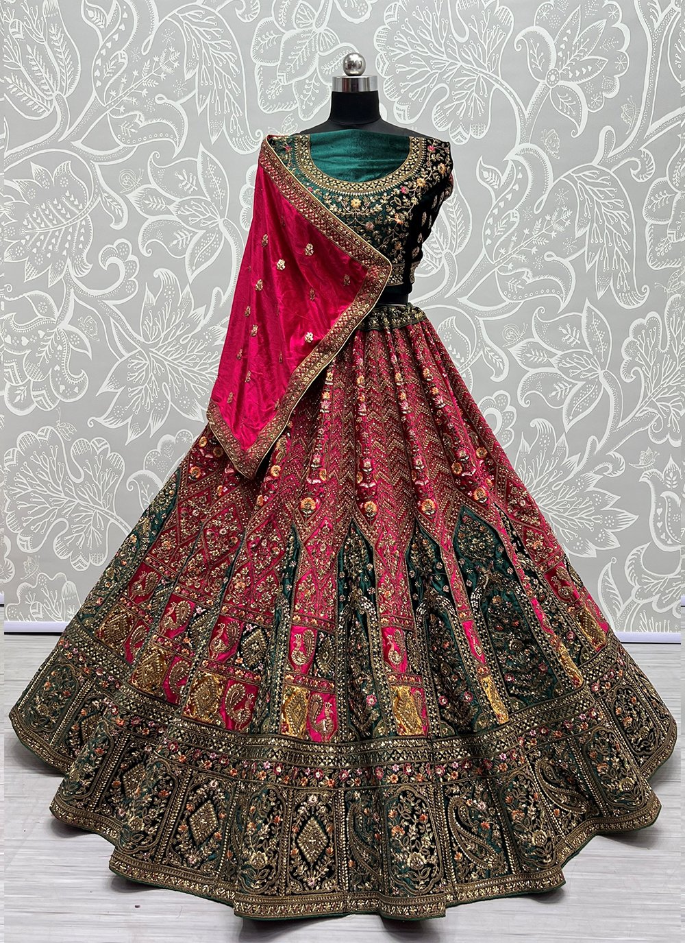 Breathtaking veil shots & splendid red bridal lehenga that will steal your  heart❤ Outfit @plumtin_motif Makeup… | Instagram