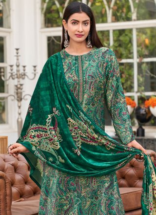 Resham and Thread Work Velvet Pakistani Salwar Suit In Green