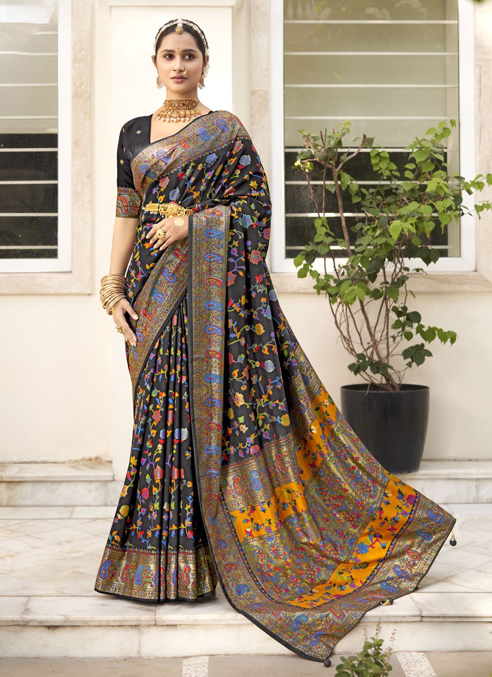 Black Kanchipuram Saree in Kanchipuram Silk with Weaving - SR19203