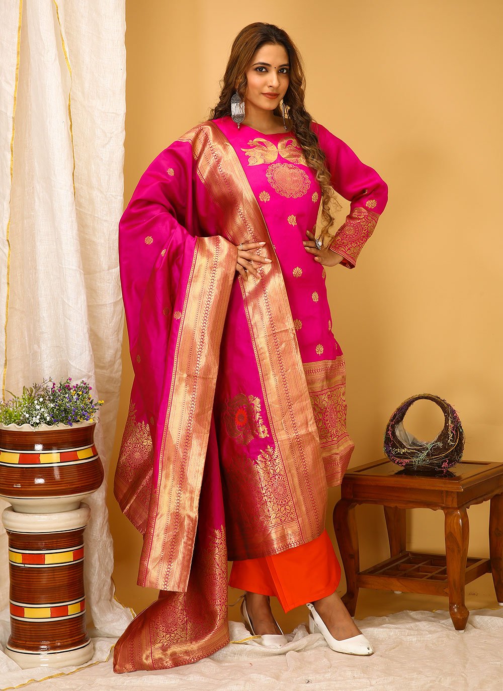 Fashionable Trend Of Salwar Suit And Saree Change With The Time - Amar  Ujala Hindi News Live - फैशन में हुए बड़े बदलाव ने सलवार सूट-साड़ी को किया  आउट, इस आउटफिट ने