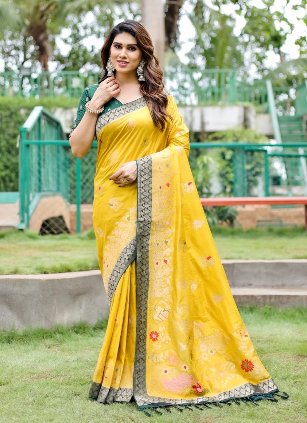 Yellow Embroidered Designer Silk Saree | Indische kleidung, Indisch,  Kleidung