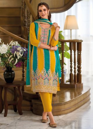 Simple yellow suit with phulkari dupatta | Phulkari punjabi suits, Casual  indian fashion, Patiala suit designs