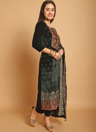 Green Velvet Resham Thread and Sequins Work Salwar Suit