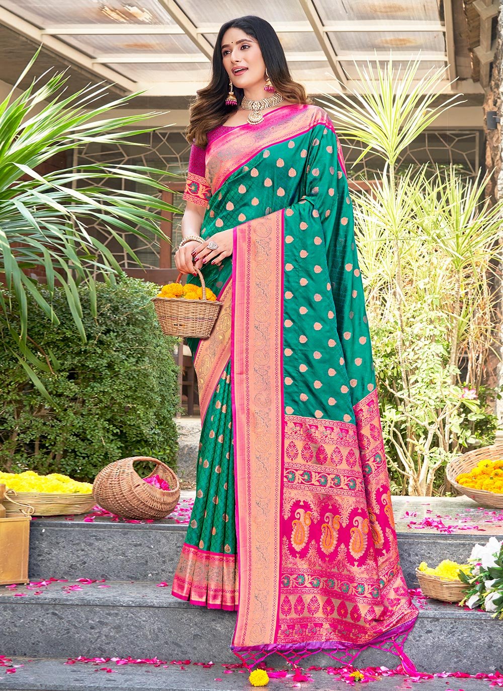 Dark Pink/ Rani Green Contrast Golden Zari Embroidery Bridal Banarasi Saree  - YouTube