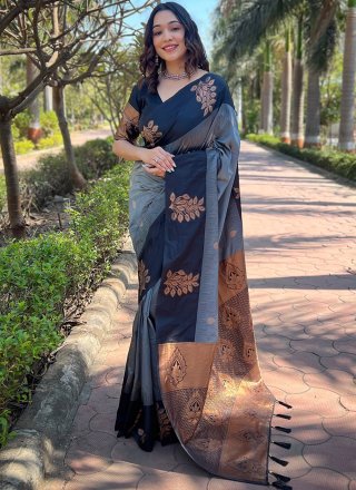 Weaving and Zari Work Silk Traditional Saree In Grey for Ceremonial