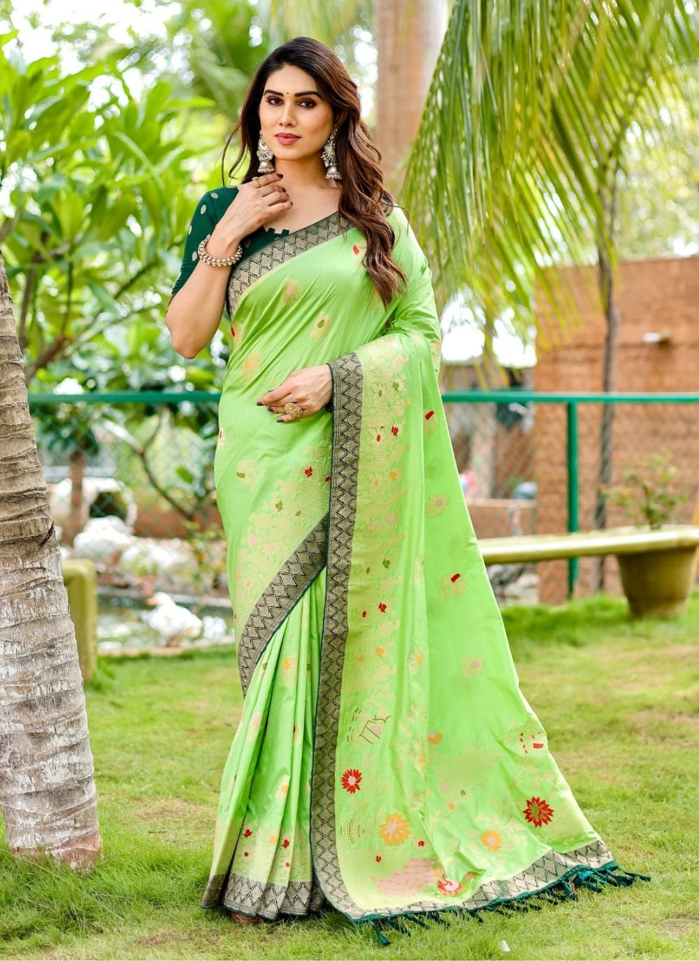 What blouse matches a sea green saree? - Quora