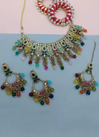 Distinguishable Multi Colour Beads and Stone Work Necklace Set