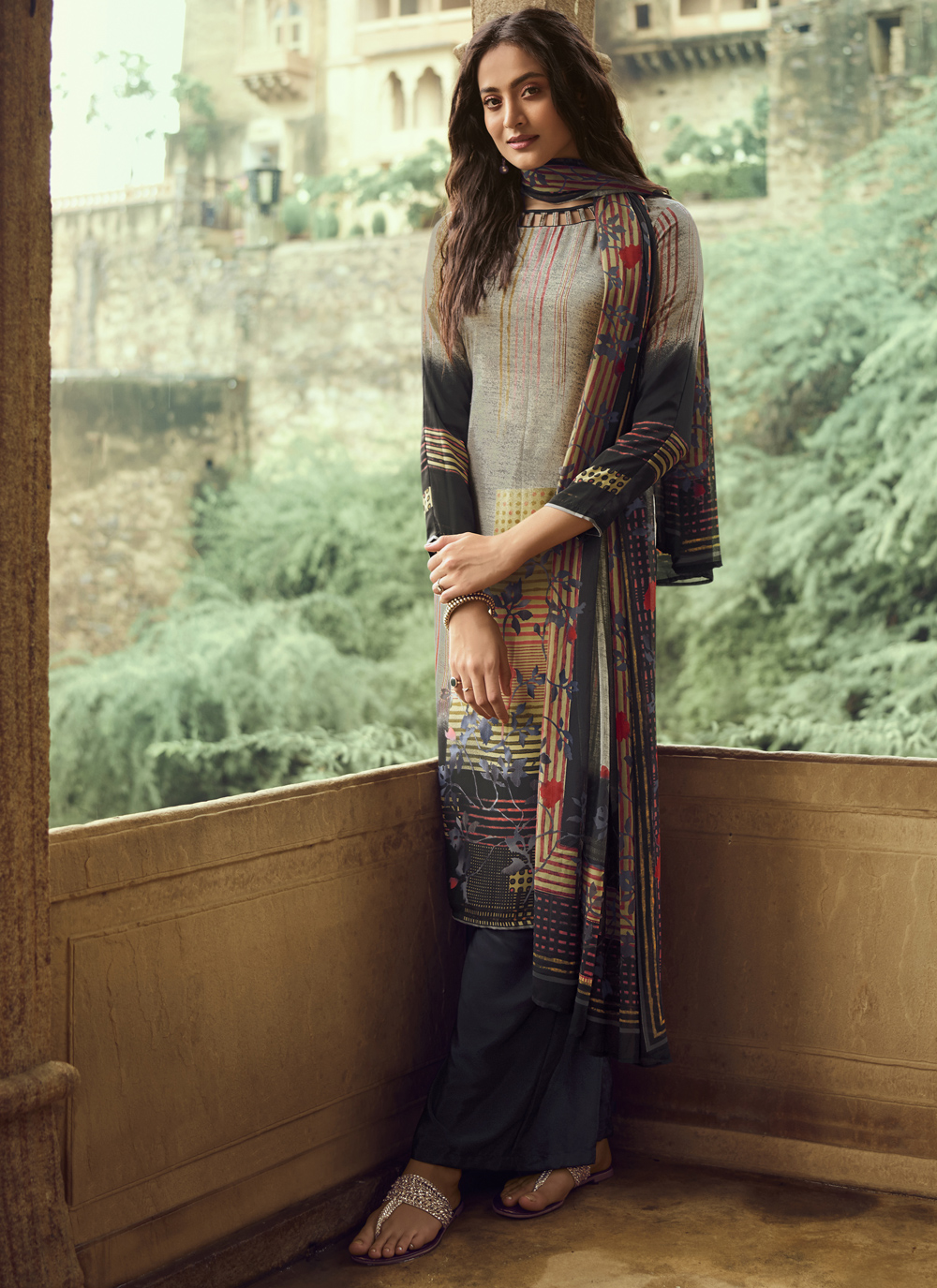 Pakistani actress in outlet salwar kameez