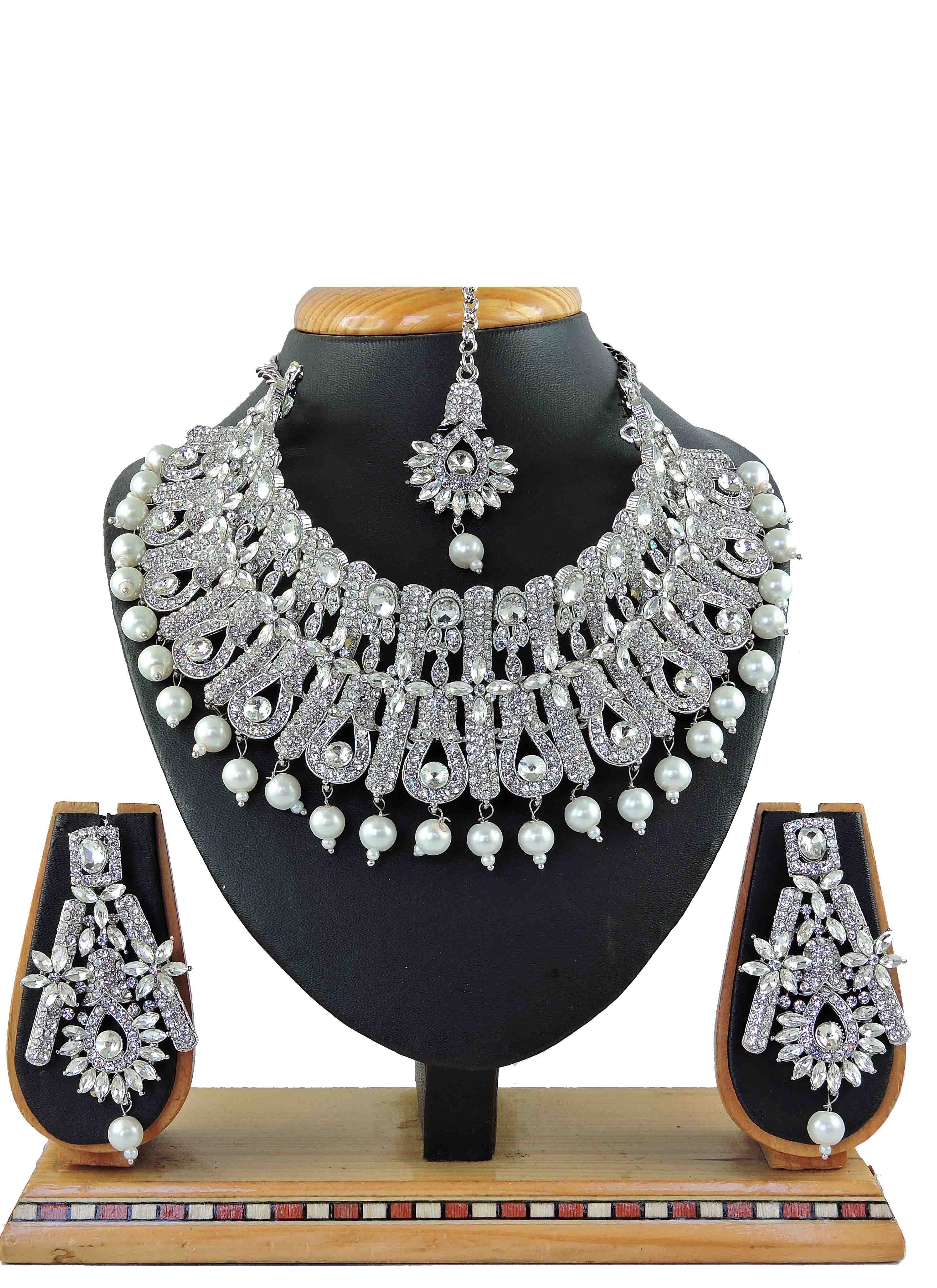 White hot sale colour necklace