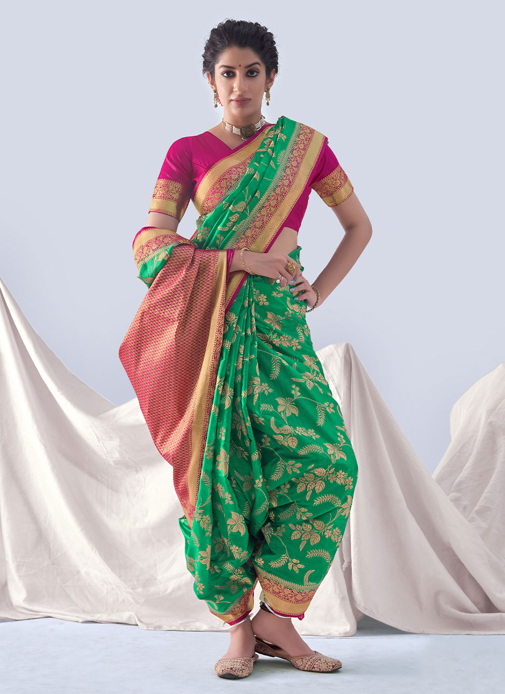 A PORTRAIT OF A MARATHI/MAHARASHTRIAN Bride dressed in traditional SAREE  Stock Photo - Alamy